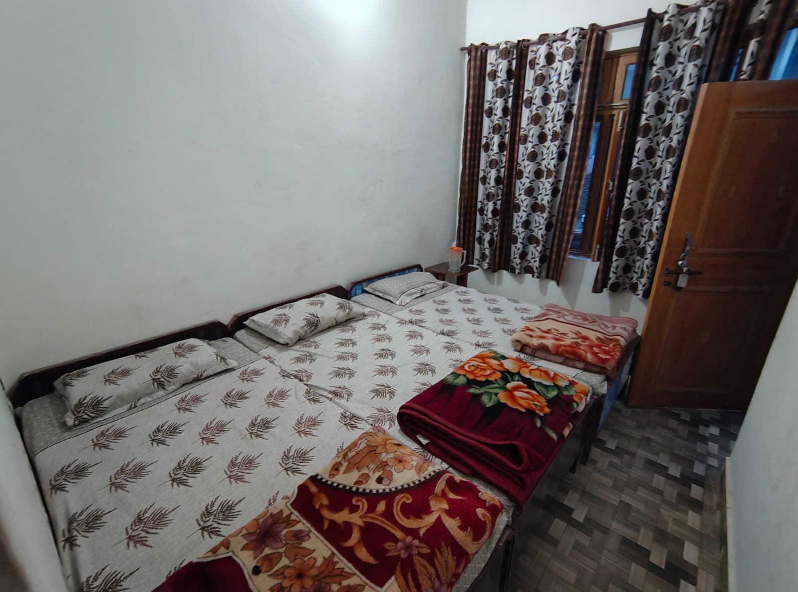 Triple bed room